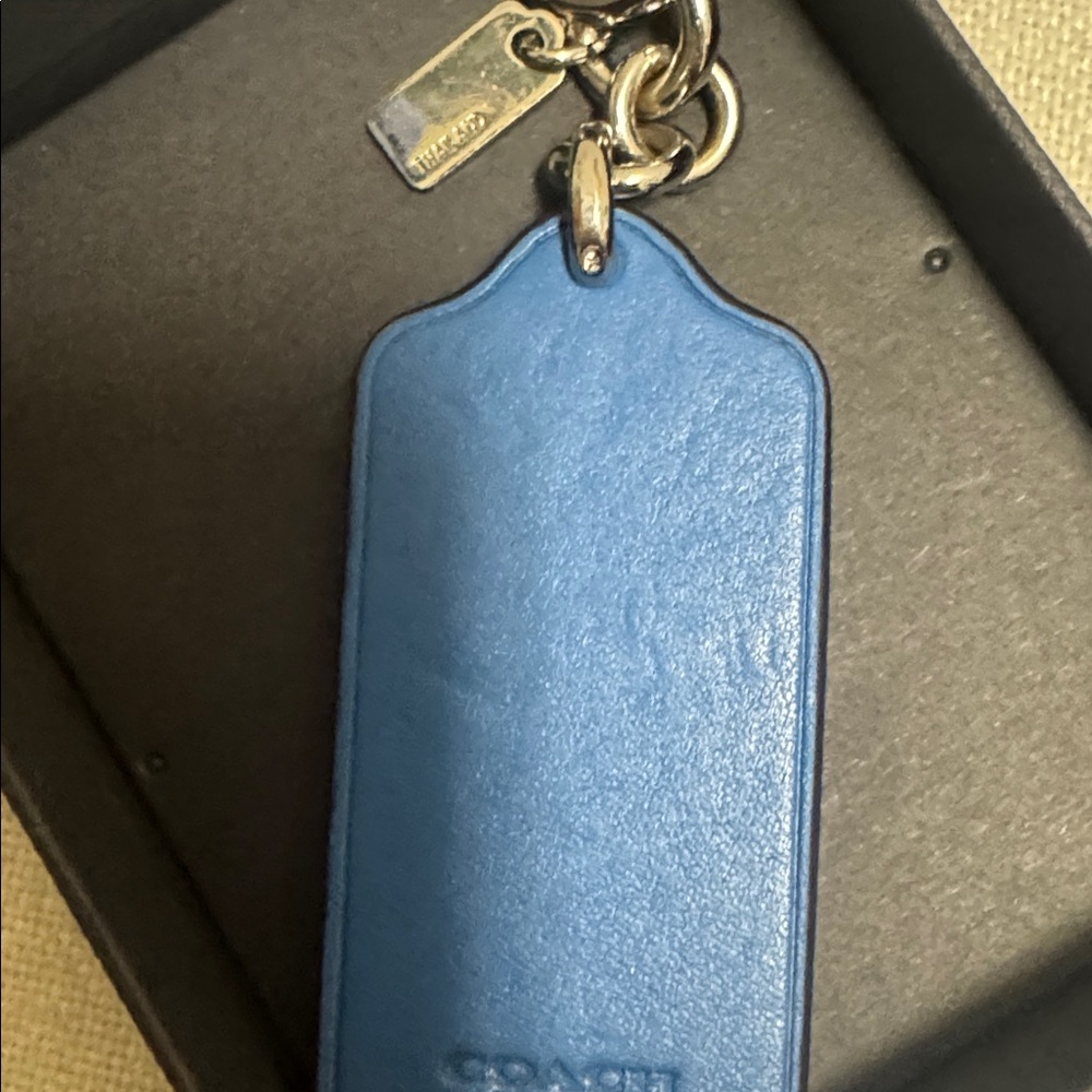 LIKE New , Coach vintage cornflower blue with daisy leather key/ bag charm . - Picture 7 of 8